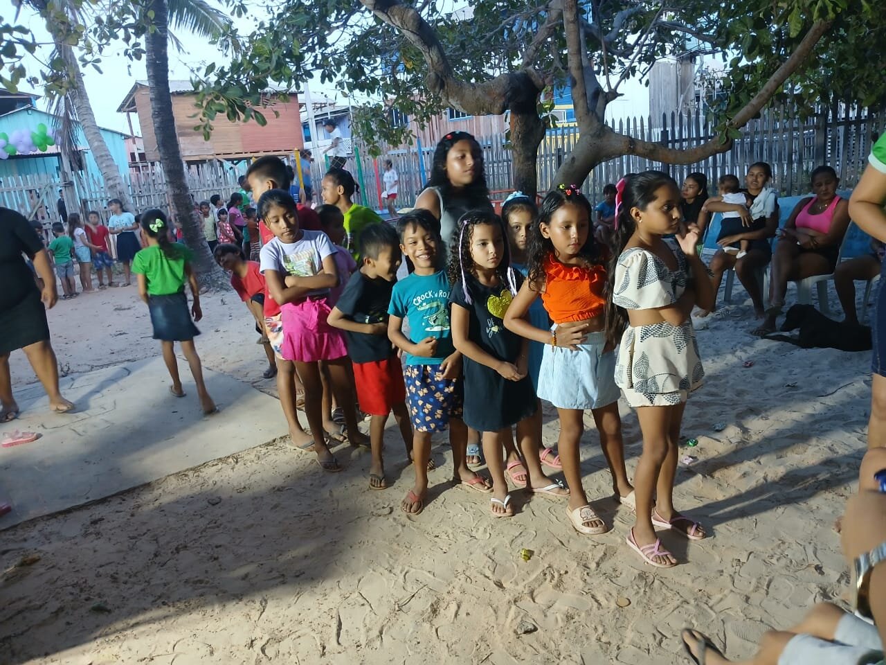 Crianças reunidas em um evento do Projeto Criança Feliz na Vila de Ajuruteua